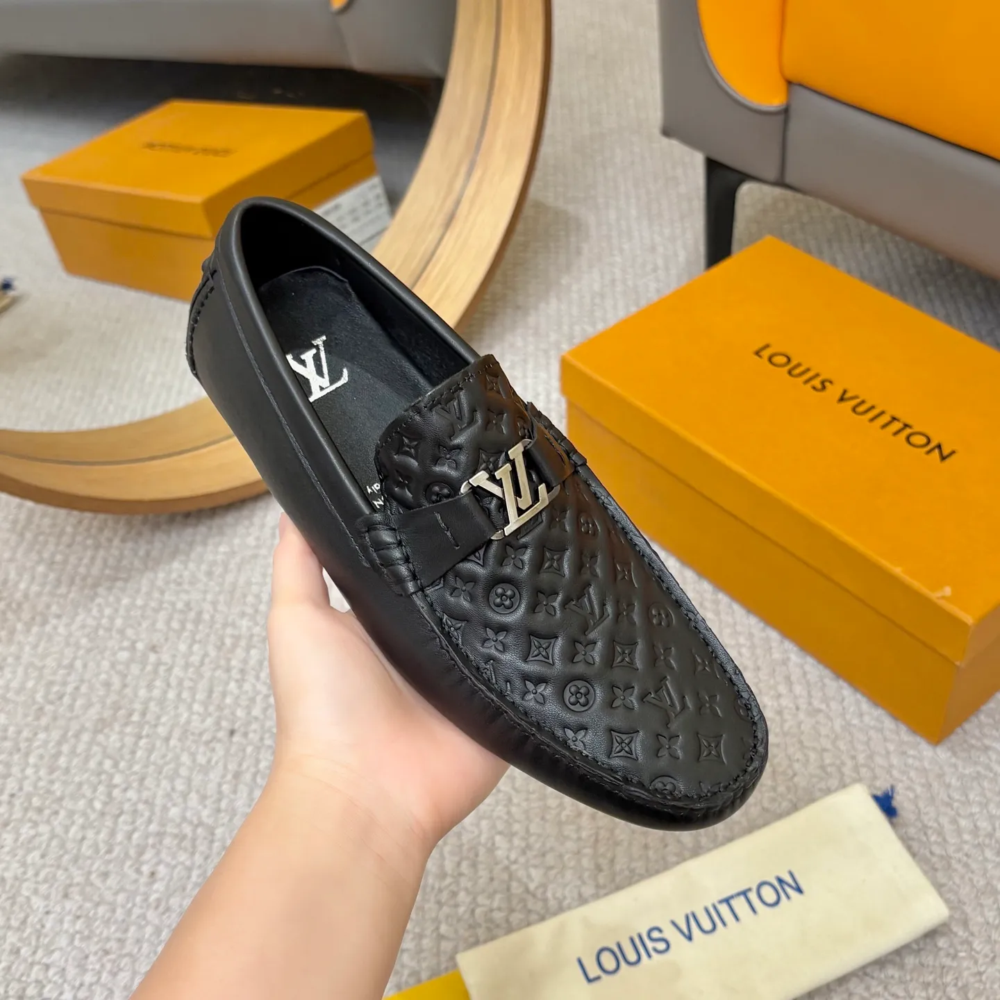 Men's men's shoes 💰420 (Yangli) LV 2⃣️0⃣️2⃣️5️⃣Spring and summer counter GLORIA series models ✈️Original factory special leather production, original last type. A classic driving slip-on casual shoe that shows an elegant style with exquisite craftsmanship details such as Monogram embossing all over the upper🌀Italian imported calfskin fabric Sheepskin foot pads➕Inside～Private mold replica sole Unique style Comfortable driving slip-on Size: 4-12 (38-46) Comes with [Counter packaging: original box, wrapping paper, card, instruction manual, shoehorn, cloth bag] No pressure to enter and leave the counter!